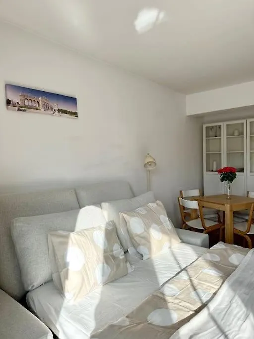 Sunny Balcony City Apartment Vienna