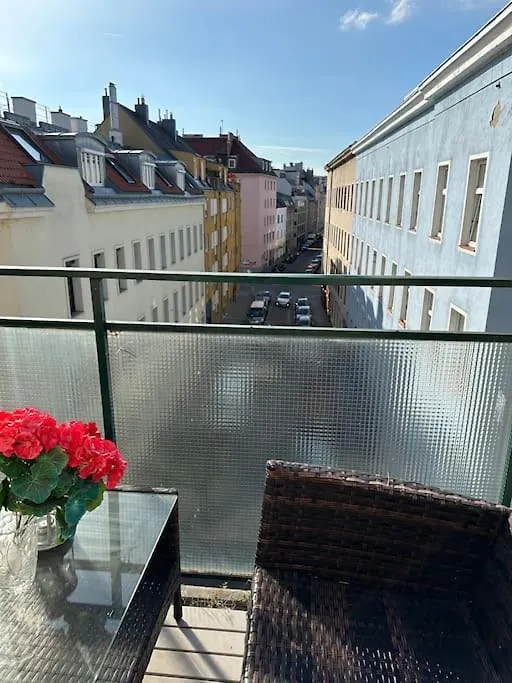 Sunny Balcony City Apartment Vienna